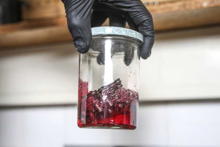 Shake it, baby ! La saleté et les lubrifiants doivent être éliminés des moindres fissures.