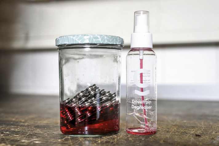 The most important step before the chain goes into the wax bath: a deep clean to remove any grease.