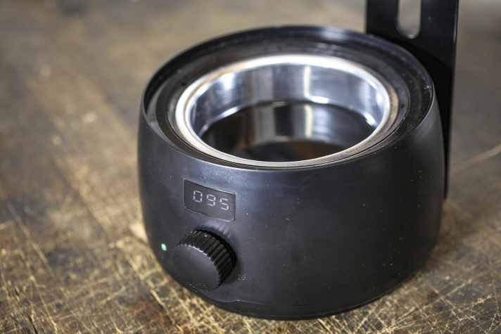 Dans le Heater, la cire fond en quelques minutes, dans le pot, cela peut prendre un peu plus de temps.