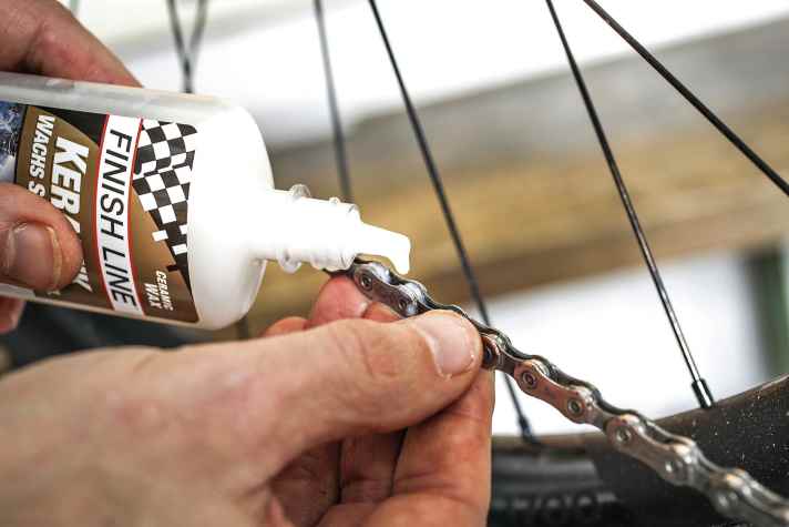 Wachs einmassieren - auf die Idee würde man bei Kettenölen im Leben nicht kommen. Aber hier bleiben die Finger sauber