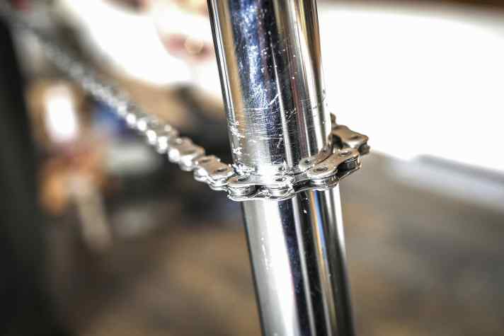 The chain can be moved on a rod before mounting