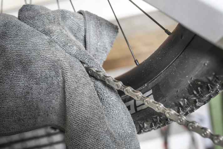 Um Rost vorzubeugen sollte die Kette nach der Fahrt trockengewischt werden