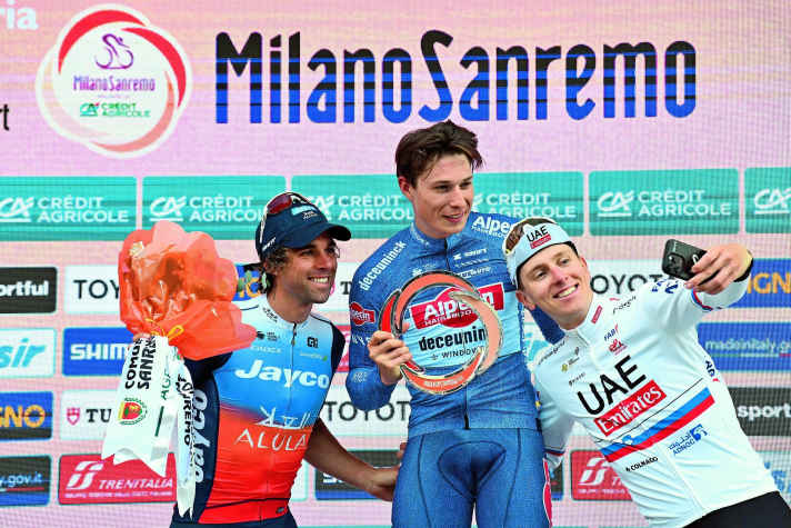 Selfie-Souvenir: Verloren? Nein, glücklicher Dritter: Das Siegerpodest von Mailand-San Remo 2024 mit (von links) Michael Matthews, Jasper Philipsen und Pogačar