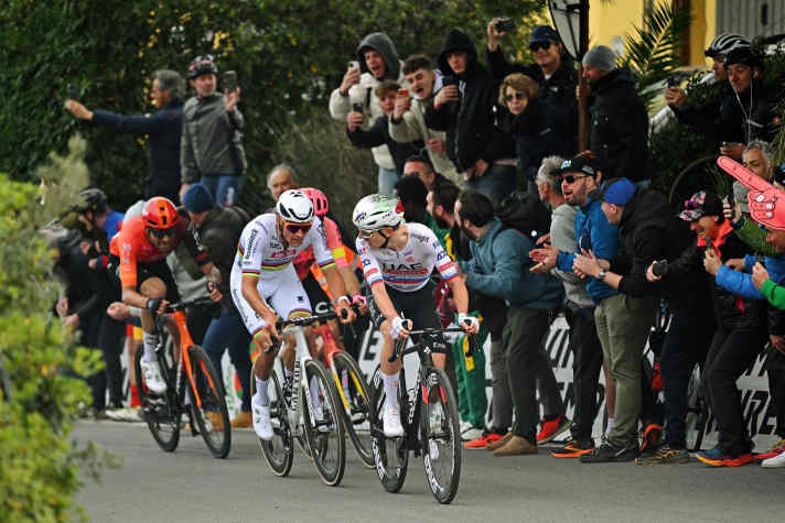 Erster Höhepunkt: In diesem Jahr will Tadej Pogačar Mailand-San Remo gewinnen; im Vorjahr kämpfte er gegen Mathieu van der Poel und Filippo Ganna und belegte am Ende Rang drei.