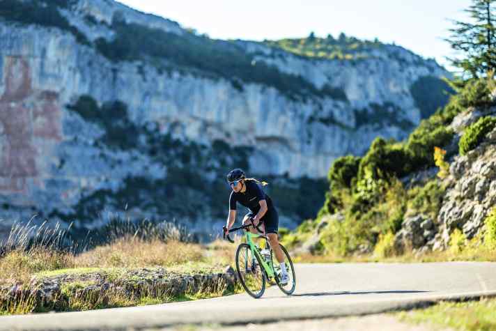 Sicher unterwegs: Die Marathonrenner in diesem Test sind eine sichere Bank: Steife Rahmen, solide Komponenten und starke Bremsen vermitteln selbst weniger erfahrenen Piloten ein gutes Gefühl, auch bei hohem Tempo.