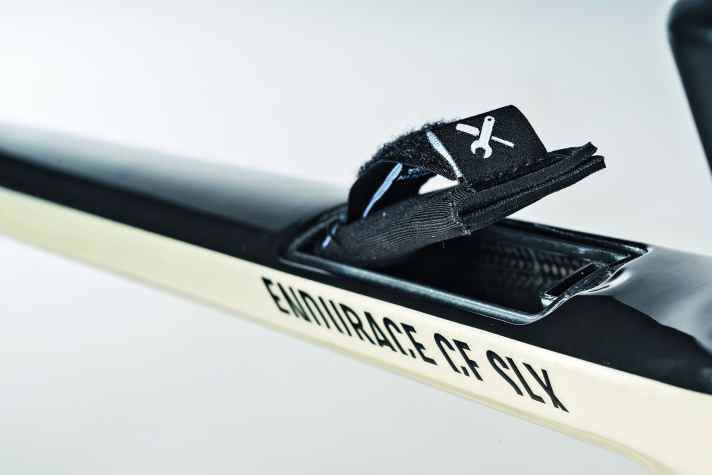 Helfer in der Not: Stört nicht und ist da, wenn man’s braucht: Canyon versteckt ein Bordwerkzeug unter einer Klappe im Oberrohr. Merida packt eines unter dem Sattel.