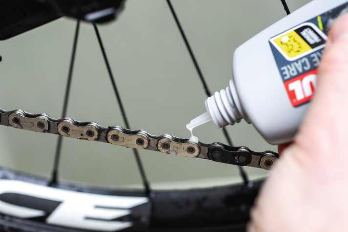 Pull the chain through a lint-free cloth again and then re-oil - but only on the running surface of the chain.