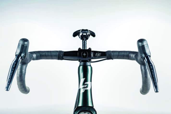 Vélo de compétition ou de marathon ? La géométrie du cadre du nouveau Pulsium s'inspire du modèle original. Le tube de direction a été nettement raccourci par rapport à son prédécesseur et la position d'assise est par conséquent plus sportive.