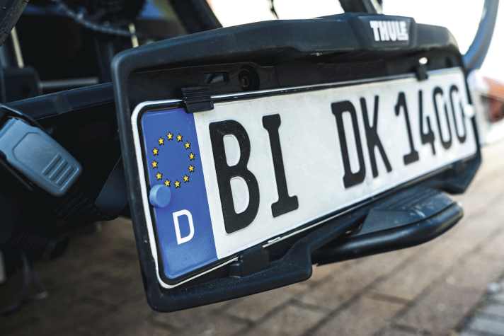 Our recommendation: a simple repeat licence plate without a stamp for the bike carrier. This costs little, but can be easily replaced if lost - unlike the rear vehicle licence plate.
