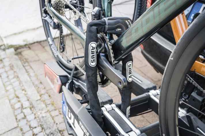 Just to be on the safe side: If you lock the bike to the rack with a lock or lockable holding arms, you also have a good chance of being reimbursed by the insurance company in the event of theft.