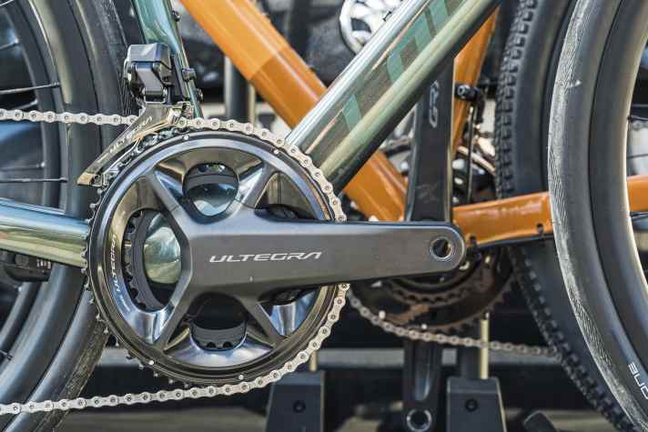 The right way round: If the wheel facing the rear of the car is positioned with the handlebars on the driver's side and the second wheel facing the opposite direction, no cranks can collide.