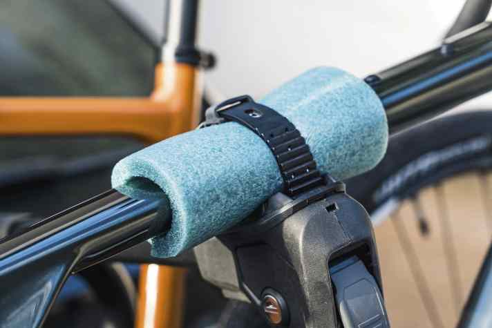 Tipp - vor allem für Carbon-Bikes: Um empfindliche Rahmenrohre schonend zu greifen, empfehlen sich beispielsweise Rohrisolierungen aus dem Baumarkt.