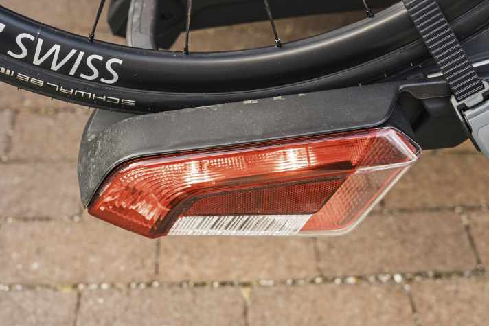 Moderne LED-Rückleuchten am Fahrradträger sind zwar schick, hell und lange haltbar, haben jedoch auch Nachteile.
