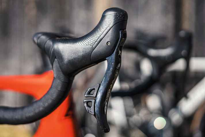 Bremshebel und Schaltknöpfe