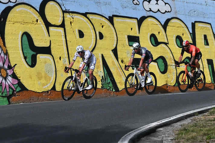 Pogačar, van der Poel et Ganna dévalent la Cipressa en direction de la finale.