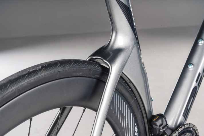 Viel Material - das aerodynamisch optimierte Sitzrohr mitsamt Abrisskante über dem Hinterrad fällt voluminös aus