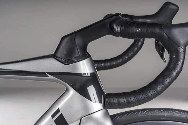 Windfang - der geklemmte Alu-Lenker kommt aerodynamisch nicht an das vollintegrierte Carbon-Cockpit der teureren ­Modellen heran