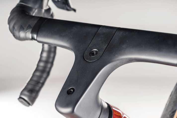 Anleihe vom Gravelbike - An der Lenkermitte lässt sich Zubehör wie Computer oder Zeitfahraufsatz befestigen. Das Aeroad übernimmt die „Gear Groove“ vom Grail