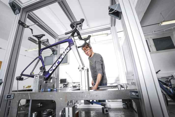 Vérification des faits - Les mesures des valeurs de rigidité incluent le cadre et la fourche