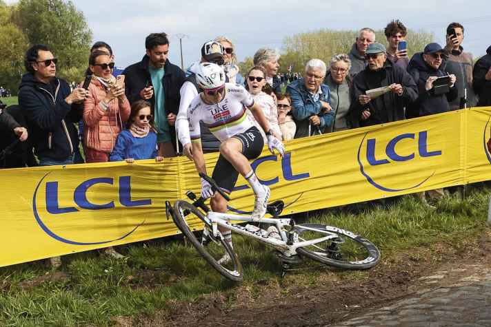 Tadej Pogačar with the decisive mistake at Paris-Roubaix 2025