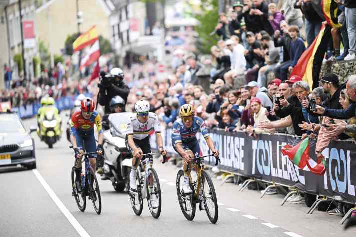 Mattias Skjelmose prend de vitesse Tadej Pogačar et Remco Evenepoel dans l'Amstel Gold Race 2025