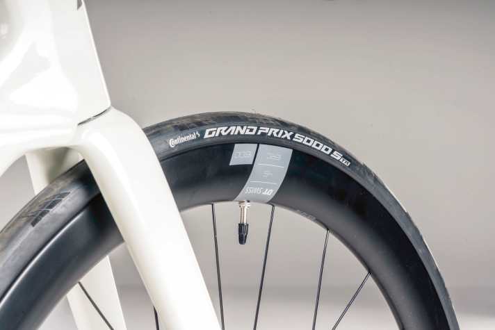 Narrow on wide: The DT rims are wider than usual, the tyres are rather narrow at 25 millimetres