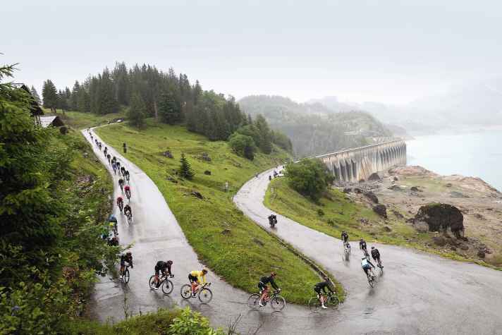 Auf und ab - Das Tour-Peloton 2024 mit Tadej Pogačar in Gelb am Col du Pré