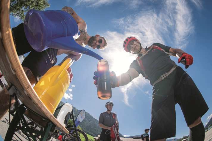 For cyclists, it is not only what they eat that is important, but also what they drink. This applies to cold days as well as warm ones.