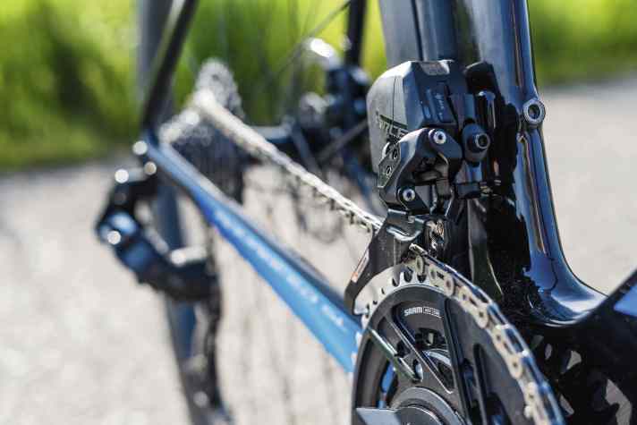 Narrow point - A narrower front derailleur cage improves shifting behaviour. In return, the derailleur automatically trims itself with the chainline