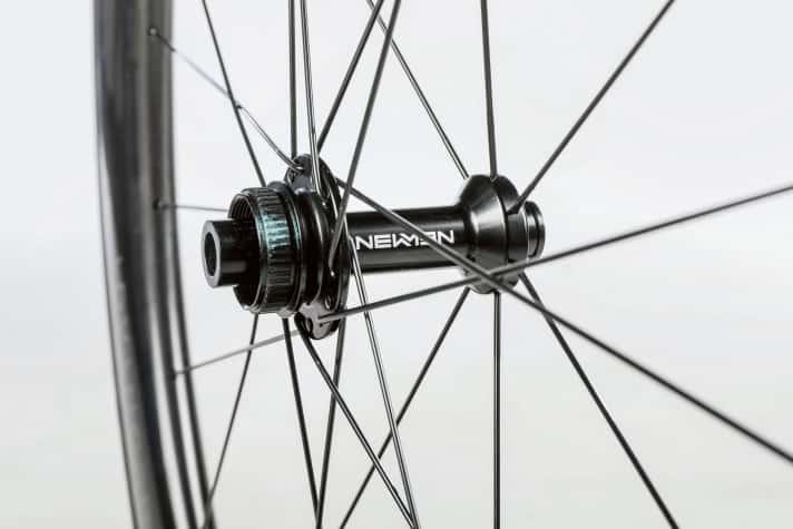 Der Advanced A.50, der mit knapp 900 Euro den Einstieg ins Portfolio bildet, kommt mit klassischen Stahlspeichen, dafür aber mit manch anderer technischer Finesse.