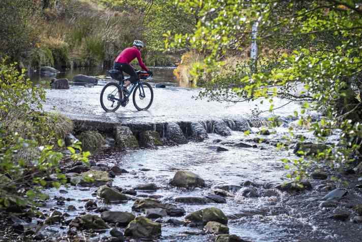 Man ahnt, warum der Landrover Defender in England erfunden wurde; Furt südlich von Egton Bridge