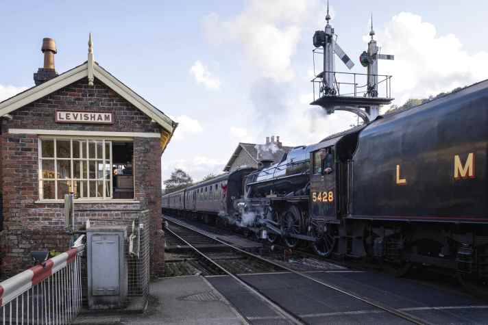 Am historischen Bahnhof Levisham halten Dampfzüge