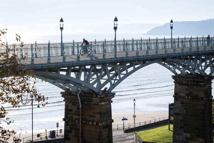 Blick aufs Meer und die Promenade in Scarborough