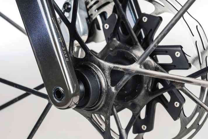 Artisanat - la jante, les rayons et le flasque du moyeu des roues Syncros sont fabriqués à la main en tant que pièce de carbone cohérente.