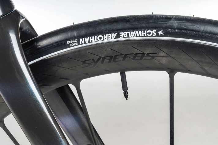 Innovant - le Schwalbe Aerothan Race, qui n'est toujours pas disponible, permet de gagner plus de 100 grammes par rapport à un pneu classique.
de plus qu'un pneu tubeless conventionnel.