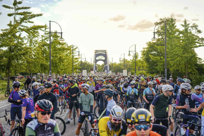 Erwartungsvoll - Entspannte Vorfreude in den Startblöcken auf der Sternbrücke