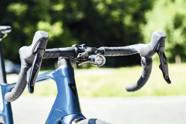 Viele E-Rennräder haben Vorteile wie das Licht, das vom Hauptakku gespeist wird