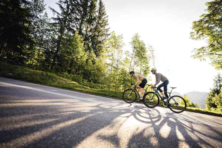 Möglichst unauffällig - Am Rennrad hilft der Antrieb vor allem am Berg. Umso wichtiger ist es, dass er sonst nicht stört­