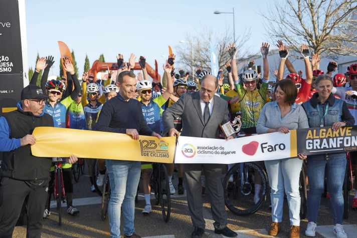 La scène est libre - Ricardo Rodrigues (deuxième à partir de la gauche) est le chef de l'événement et veut faire avancer le cyclisme dans son pays.