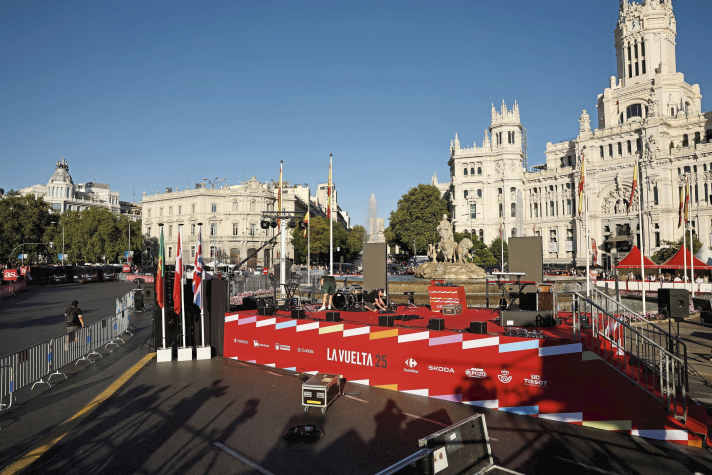 Kann dann weg: Das Podium für die Siegerehrung der Vuelta in Madrid blieb leer und ungenutzt. Demonstranten hatten den Abbruch des Rennens außerhalb der Stadt erzwungen.