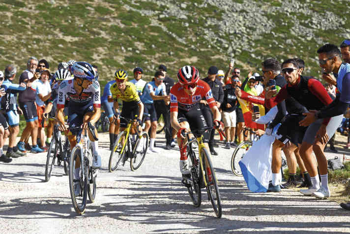 Back on track: After a difficult few days, Jonas Vingegaard puts in another successful attack at the Bola del Mundo. Jai Hindley can only look on.