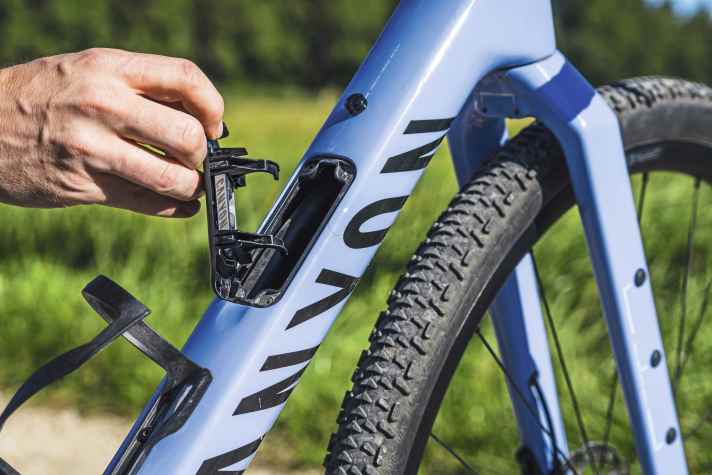 Klickverschlüsse - Im Staufachdeckel klemmt ein kleines Tool