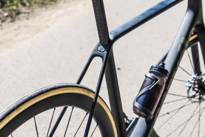 Schlanke Linien - Die zarten Sitzstreben sind ein Indiz für den radikalen Leichtbau