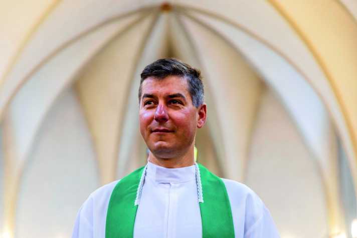 Pawel Nowak est né en 1985 à Dębica en Pologne, où il a été formé et ordonné prêtre catholique.