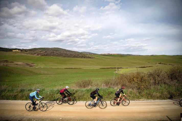 Lors de la Granfondo Strade Bianche, les parcours de course empruntent également des chemins de terre à travers la Toscane.