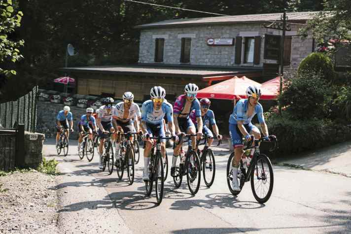 Kennzeichen TOUR-Transalp: kernige Kletterpartien auf einsamen Straßen