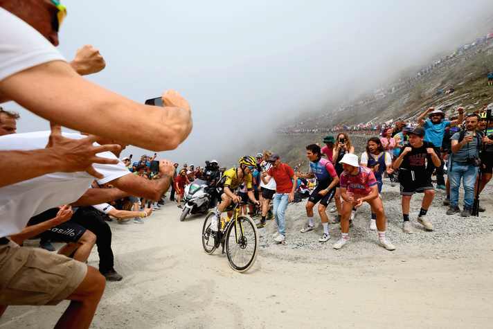 Auf der letzten Kletterpartie enteilte Simon Yates allen Konkurrenten und fuhr bis ins Ziel in Sestriere 5:13 Minuten Vorsprung auf die verbliebenen Rivalen del Toro und Richard Carapaz heraus.