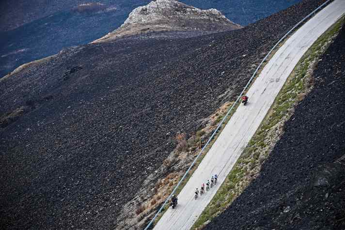 Auf der 17. Etappe der Spanien-Rundfahrt kletterte die kleine Gruppe der Favoriten um Jonas Vingegaard durch eine menschenleere Ödnis auf den Alto de El Morredero