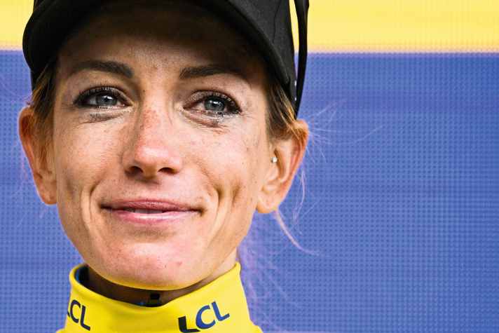 Visiblement touchée par le succès : Pauline Ferrand-Prévot a couronné sa très belle carrière cette année en remportant le Tour de France Femmes.