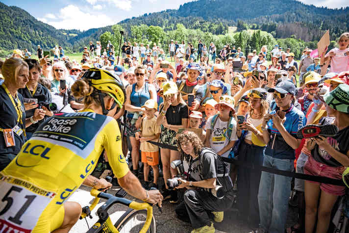Populär: In Frankreich begeisterten sich die Fans an der Tour-Siegerin, die sich vom Erfolg angefasst zeigte – aber auch von der Diskussion über ihre abgemagerte Figur.
